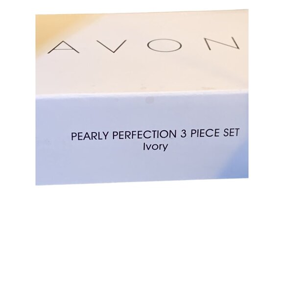 Avon Pearly Perfection 3 Piece Set Ivory Necklace, Bracelet And Earrings (1566) - Picture 7 of 7